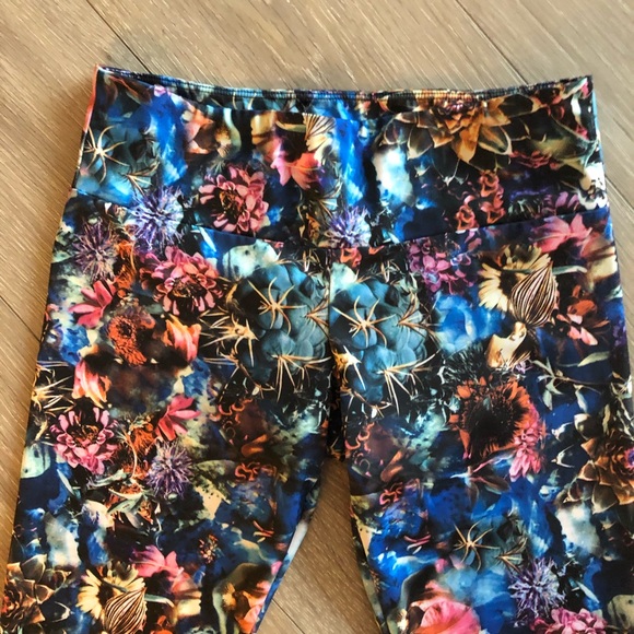 Onzie Capri Leggings - Picture 2 of 5